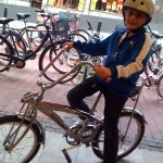 En kille som var med i radion för han hade en snygg cyckel. En kille som var med i radion för han hade en snygg cyckel.